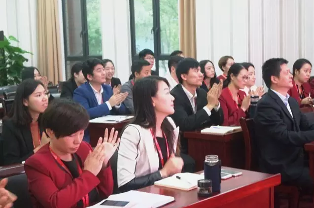 東方龍商務召開委托招商引資提升服務專題會議，建立VIP服務體系